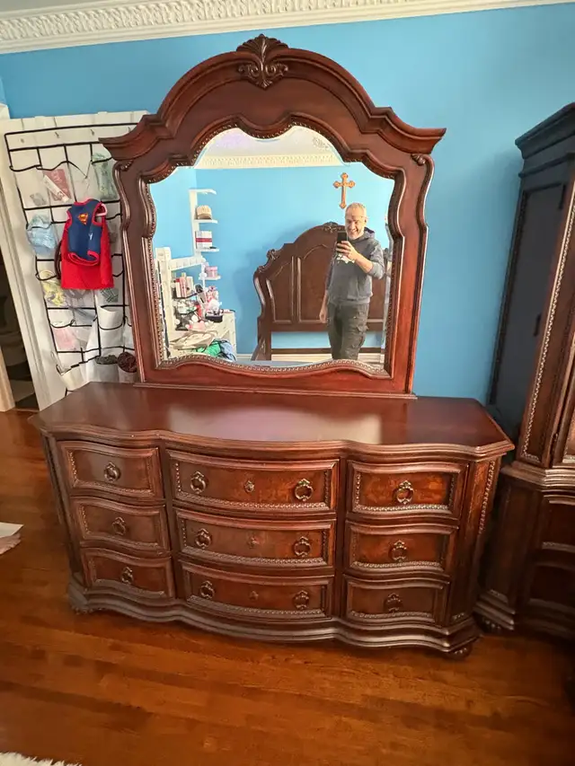 Free delivery used Traditional Wood Dresser with Mirror