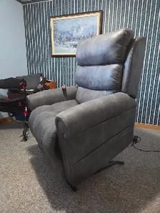 Power Lift Recliner - Photo 2