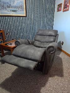 Power Lift Recliner - Photo 3