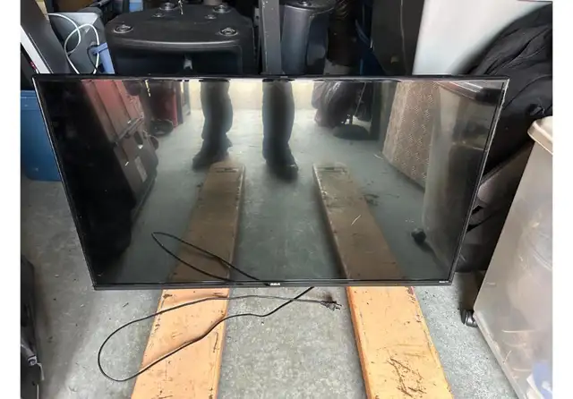 Smart TVs 43'-55' - Roku & Samsung, Wall Mounts Included
