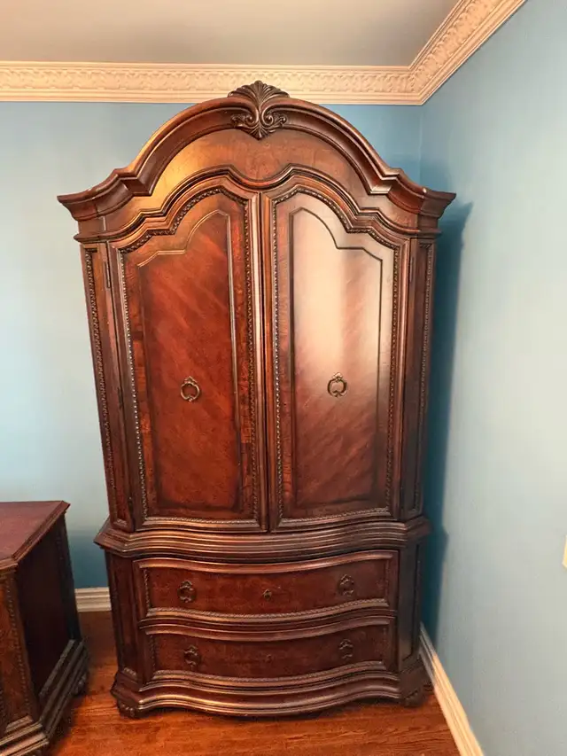 Free delivery Traditional Dark Wood Armoire