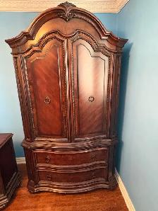 Free delivery Traditional Dark Wood Armoire - Photo 2
