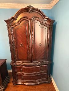 Free delivery Traditional Dark Wood Armoire - Photo 3