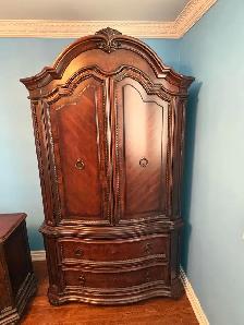 Free delivery Traditional Dark Wood Armoire - Photo 4