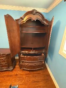 Free delivery Traditional Dark Wood Armoire - Photo 5
