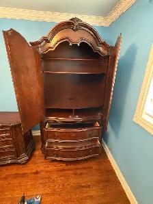 Free delivery Traditional Dark Wood Armoire - Photo 6
