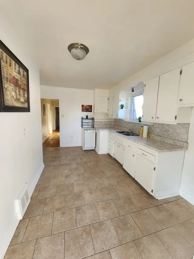 BRIGHT MAIN FLOOR APARTMENT