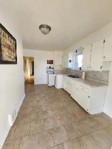 BRIGHT MAIN FLOOR APARTMENT