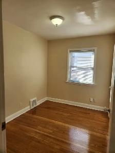 BRIGHT MAIN FLOOR APARTMENT - Photo 4