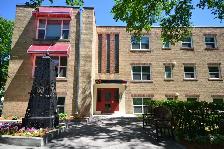 $1299~Renovated 1BDRM w/bonus!