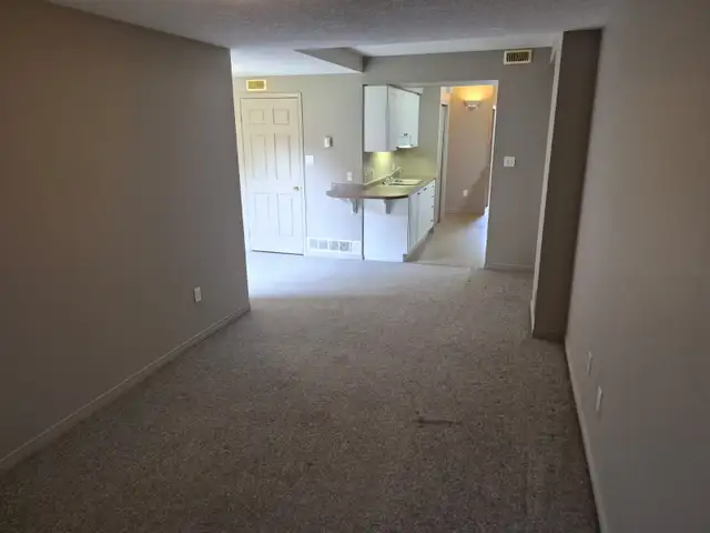 CAM-17B Camelot — 1 Bed Lower-Level Suite, Waterloo