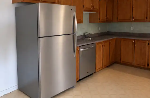SPACIOUS 3 BEDROOM 3 BATHROOM 2 LEVEL HT/ HW INC