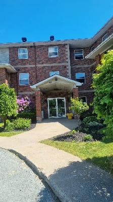 SPACIOUS 3 BEDROOM 3 BATHROOM 2 LEVEL HT/ HW INC - Photo 5