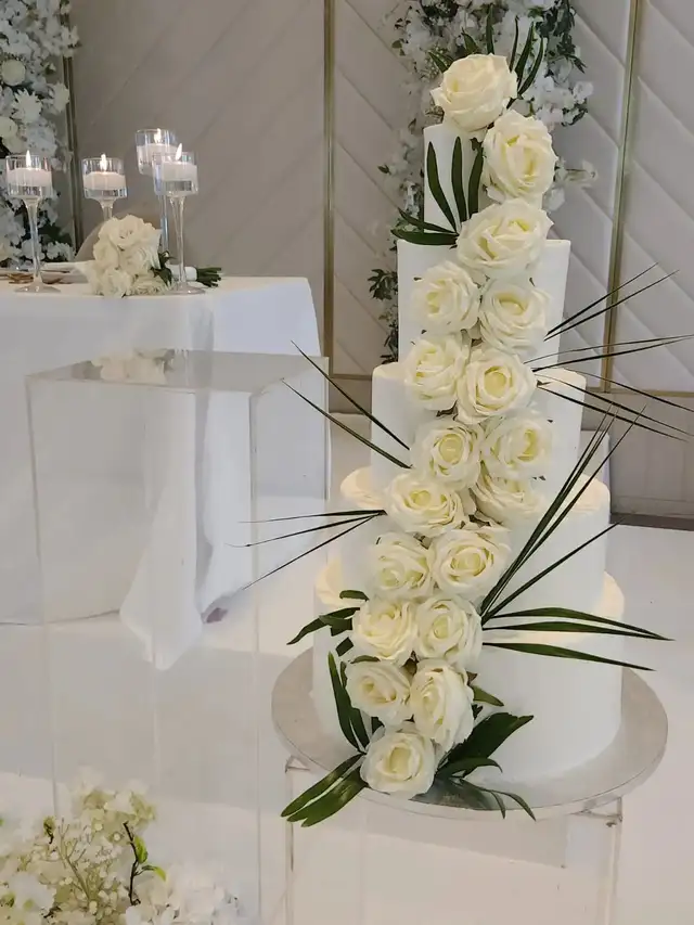 Beautiful and delicious wedding cakes 150 servings