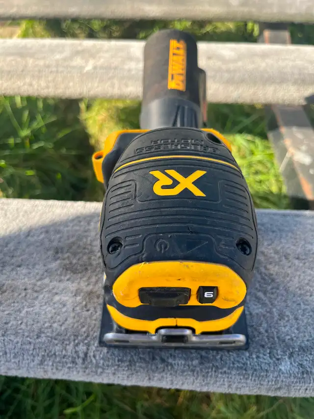 DEWALT 20V Cordless 1/4 Sheet Sander