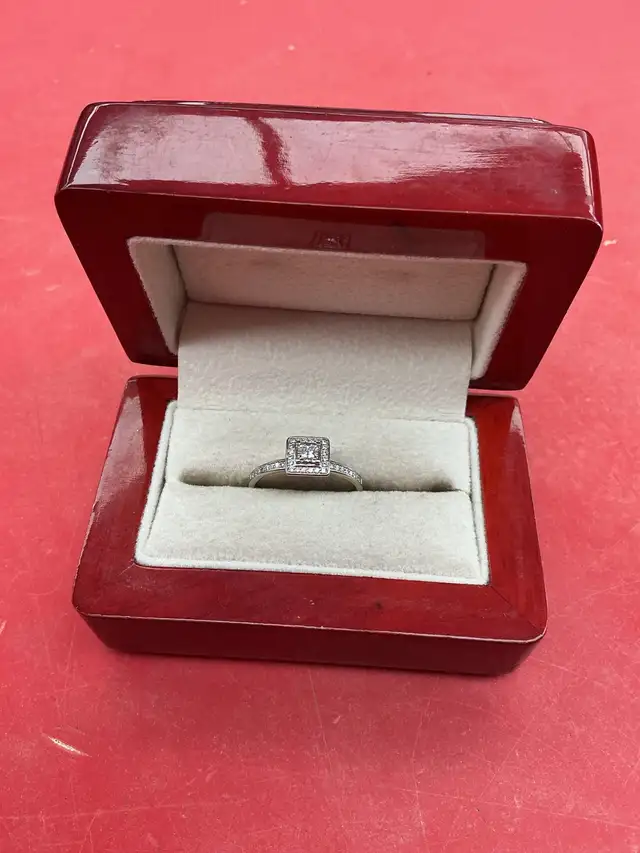 bague en or 10k avec diamants
