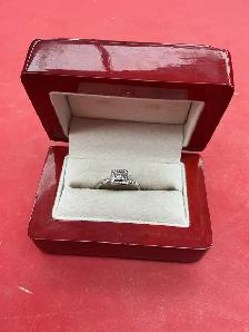 bague en or 10k avec diamants