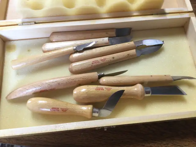 Wood carving knives