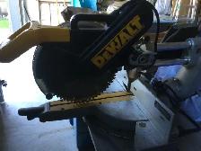 Dewalt 12-inch miter saw - Photo 4