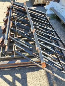 HEAVY STEEL RAILING WITH STAIRS ON PALLET - Photo 2