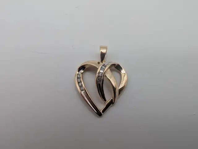 (B7575) 10K Yellow Gold Diamond Heart Pendant 1.80 grams Roun...