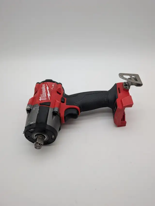 (B7168) Milwaukee 2962-20 M18 FUEL 1/2' Mid-Torque Impact Wre...