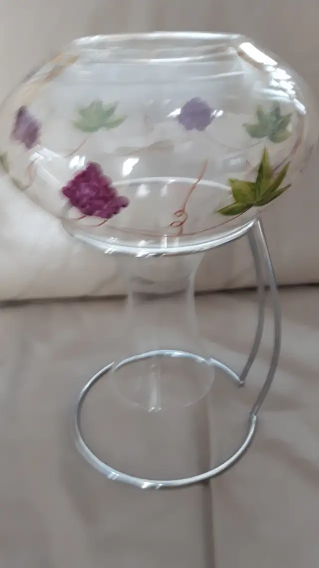 DÉCANTEUR NEUF EN VERRE À VIN ROUGE 10'HAU SUPPORT MÉTAL: $20.00