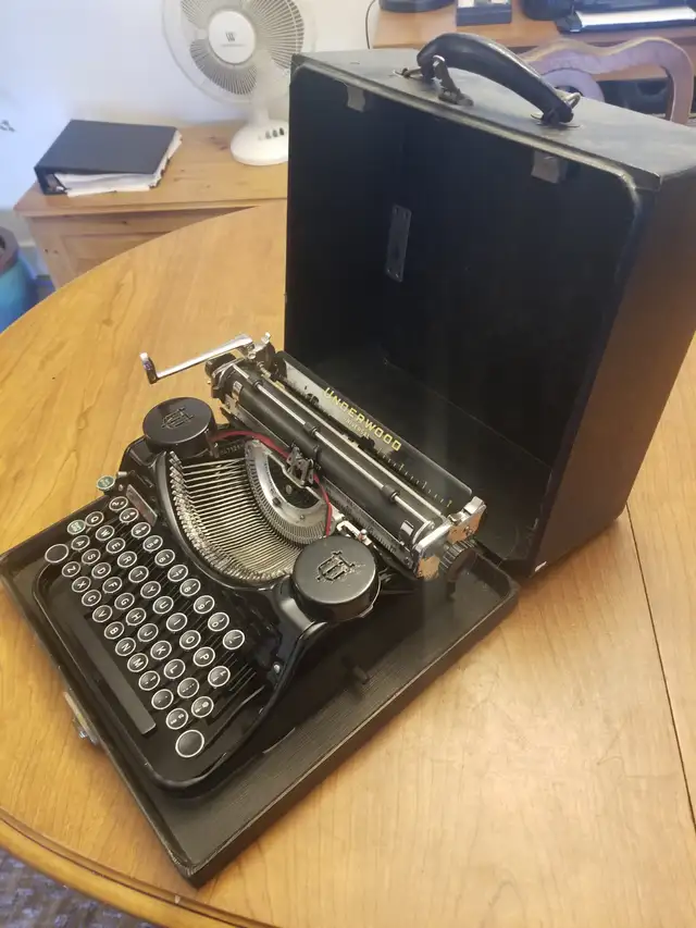 Underwood  Universal  Vintage  Typewriter