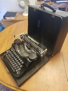 Underwood  Universal  Vintage  Typewriter