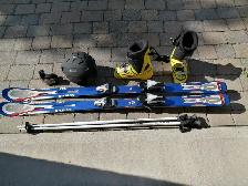 Équipements Ski alpin 160 cm (  bâtons, bottes25, casque, lunet)