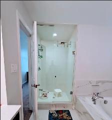 Spacious fully Furnished Bedroom for Rent in Whitby — 1 Nov - Photo 4
