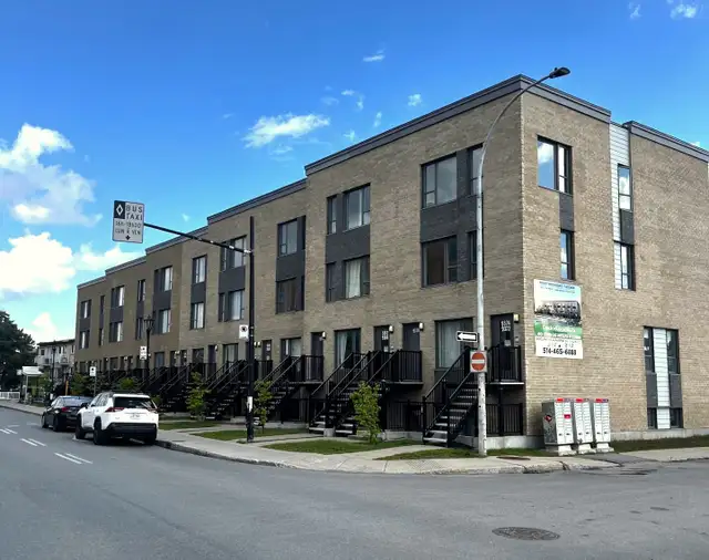 LOGEMENT 4 ½ AVEC GRAND BALCON   STATIONNEMENT À LOUER