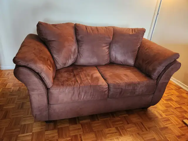 Loveseat – Chocolate Brown Leon’s – Canadian-Made (Excellent)