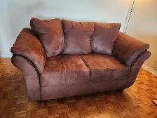 Loveseat – Chocolate Brown Leon’s – Canadian-Made (Excellent)