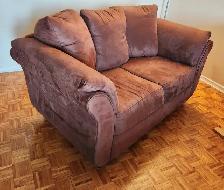Loveseat – Chocolate Brown Leon’s – Canadian-Made (Excellent) - Photo 2