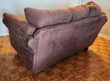 Loveseat – Chocolate Brown Leon’s – Canadian-Made (Excellent) - Photo 3