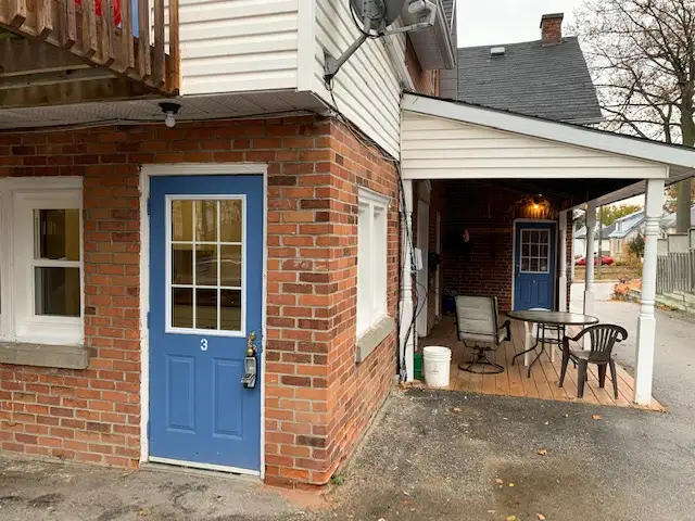 Barrie, Great ground level bachelor, utilities included