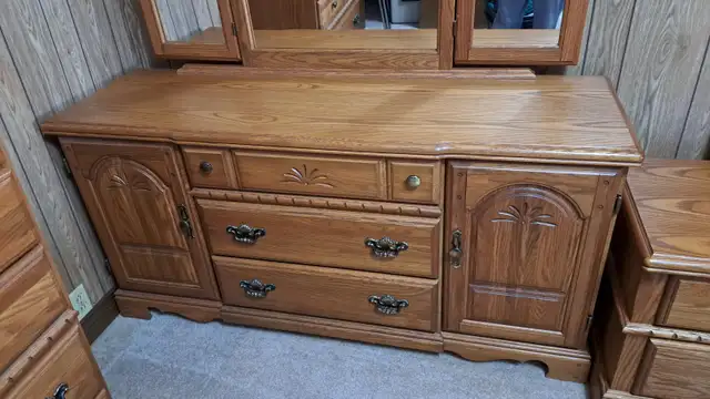 Beautiful Vintage 4-Piece Oak Bedroom Set