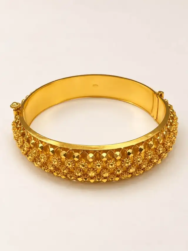 18Karat Screw on Bangle Diamond Cut