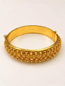 18Karat Screw on Bangle Diamond Cut