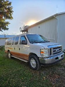 2005 350 Super Duty ford XLT Passenger Van - Photo 2