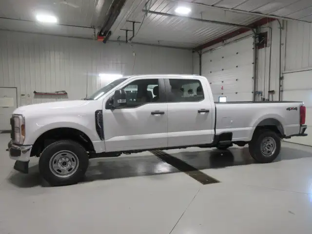 2025 Ford F350XL Crew Cab Long Box 6.8L V8 Gas 4X4