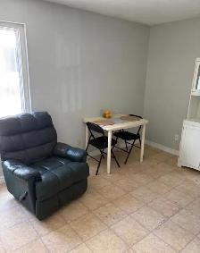 Female Room for rent 1 min to WLU! - Photo 5