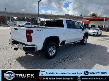 2024 Chevrolet Silverado 3500HD Crew Cab / 6'6' Box / 4x4 - Photo 9
