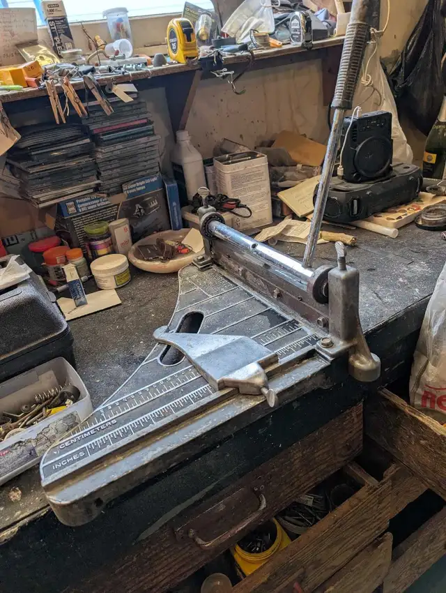 Tile cutter for vct