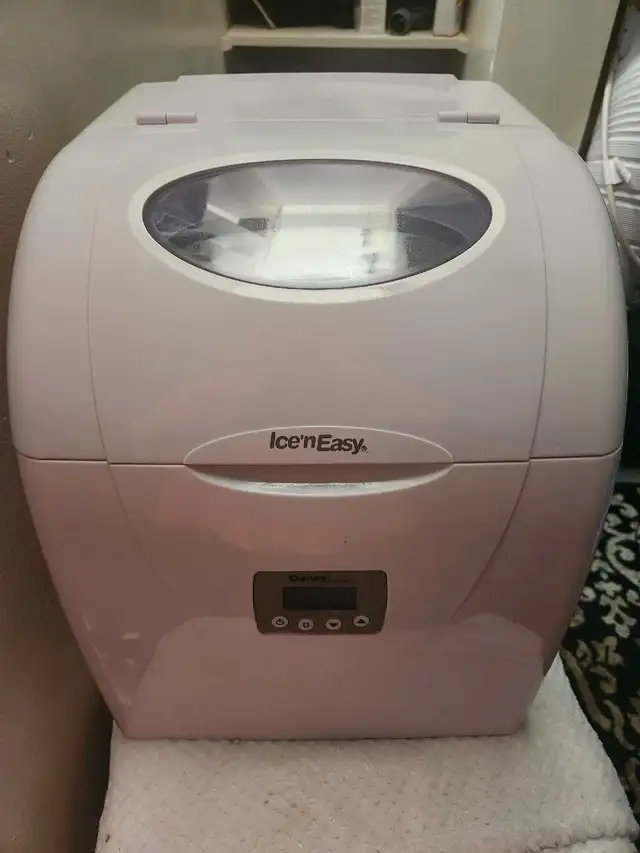 XL ICE MAKER MAKES 3 SIZES/33 POUNDS A DAY