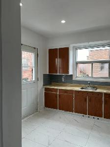 LARGE 3.5 RENOV. METRO COTE ST. CATHERINE - Photo 3
