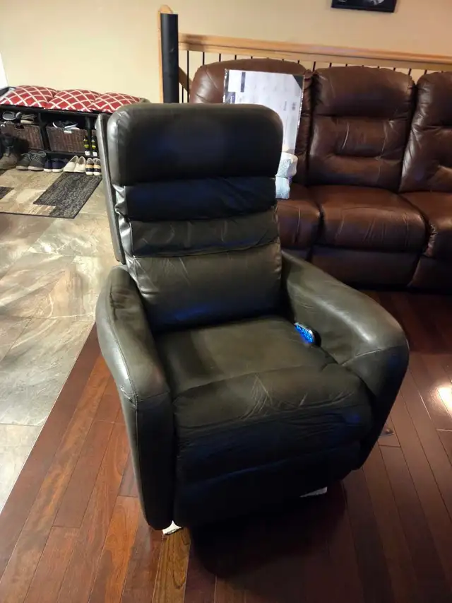 Fauteuil Lazy Boy a vendre. Faut que sa parte. Besoin espace.