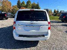 2016 Chrysler Town & Country 4dr Wgn S CERTIFIED ELECTRIC DOORS - Photo 4