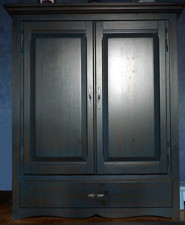 Armoir en pin, teint bleu